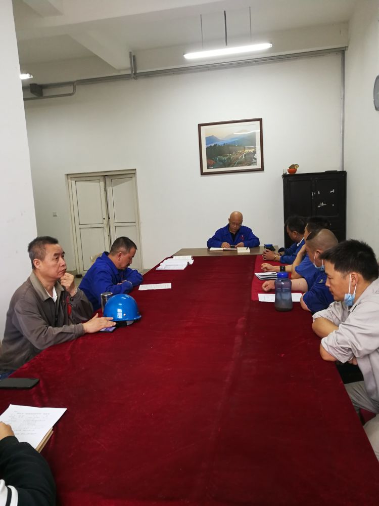 機(jī)加裝配黨支部召開(kāi)全體黨員大會(huì)，組織主題教育學(xué)習(xí)。