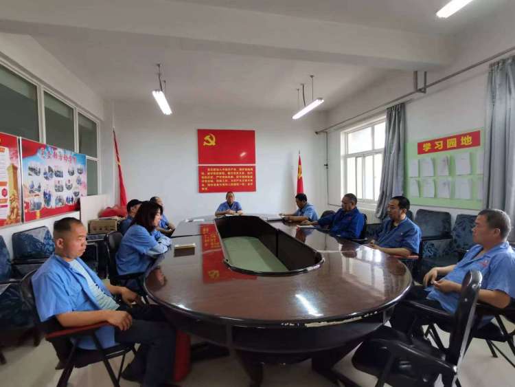運(yùn)輸采供黨支部召開(kāi)黨員大會(huì)，組織主題教育集中學(xué)習(xí)。